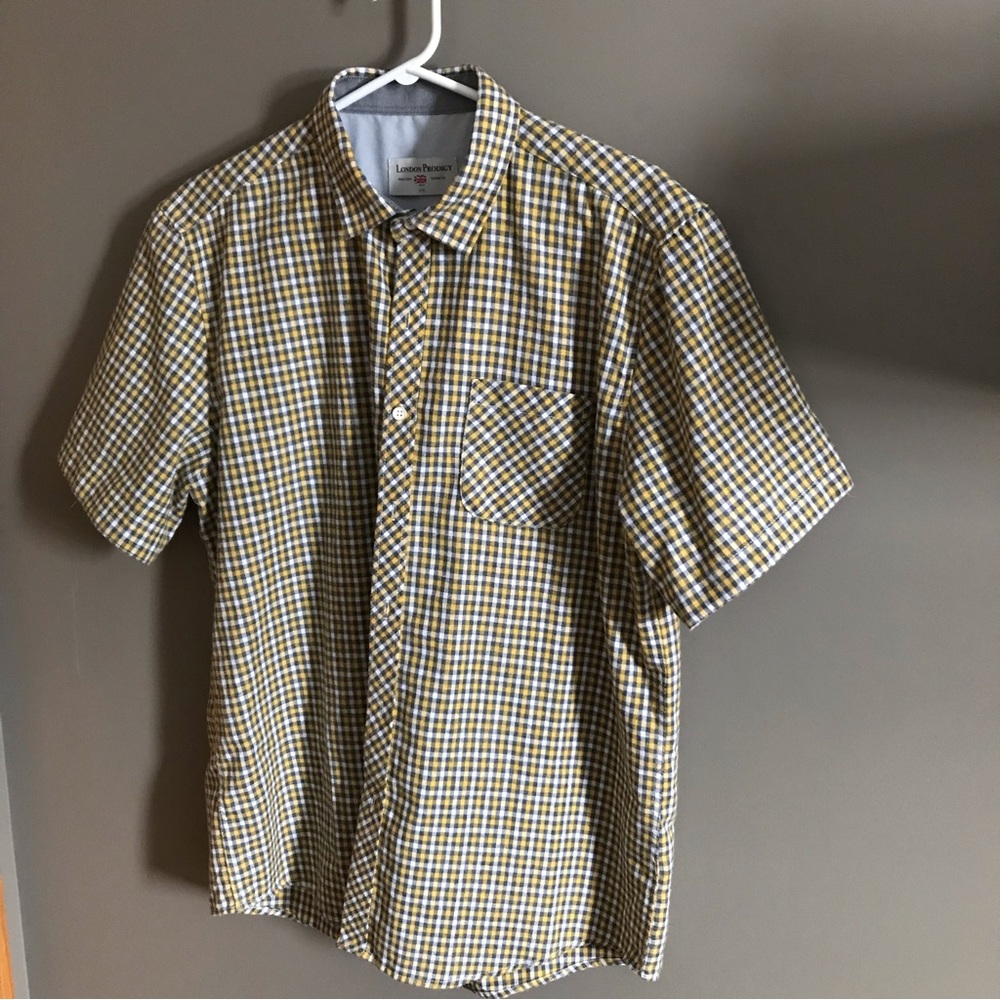 Men’s short sleeved flannel.